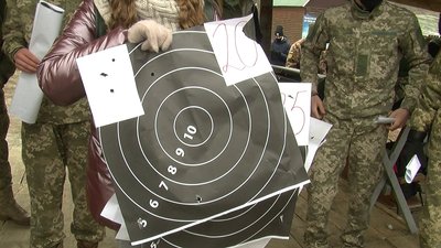 На Кіровоградщині юнаки та дівчата змагались у стрільбі зі справжньої зброї На Кіровоградщині юнаки та дівчата змагались у стрільбі зі справжньої зброї