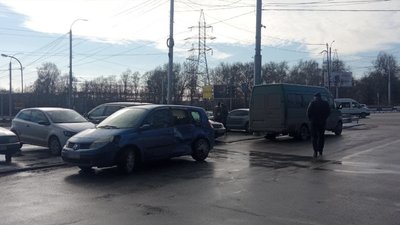 У Запоріжжі на правому березі сталась ДТП з маршруткою. Пасажири від госпіталізації відмовились У Запоріжжі на правому березі сталась ДТП з маршруткою. Пасажири від госпіталізації відмовились
