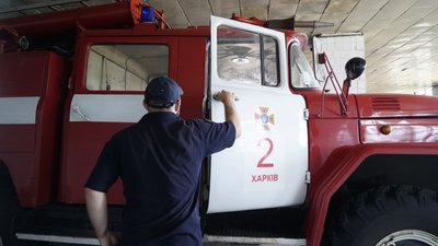 Лісова пожежа на Харківщині перекинулася на житлові будинки