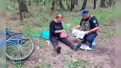 Пішла по гриби: на Чернігівщині жінка підірвалася на “розтяжці”