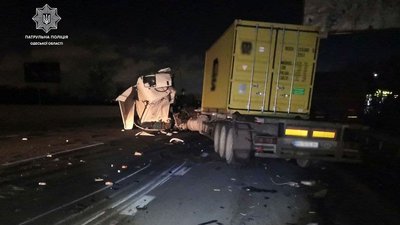 На трасі Київ-Одеса зіткнулися дві вантажівки. Травмованих немає На трасі Київ-Одеса зіткнулися дві вантажівки. Травмованих немає