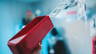 У Китаї чоловік обсипав перехожих грошима з вікна 30 поверху, його заарештували