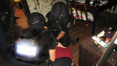 У Чернігові поліція затримала підозрюваного у спробі згвалтування малолітньої дівчинки У Чернігові поліція затримала підозрюваного у спробі згвалтування малолітньої дівчинки