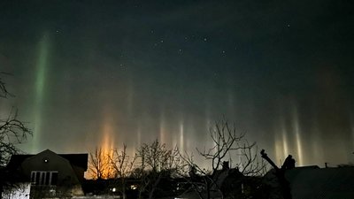 Світлові стовпи спостерігали над Кропивницьким. Що відомо Світлові стовпи спостерігали над Кропивницьким. Що відомо