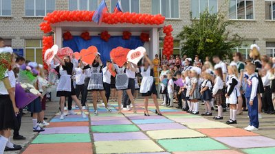 З триколорами та під гімн Росії: на окупованій Луганщині розпочався навчальний рік