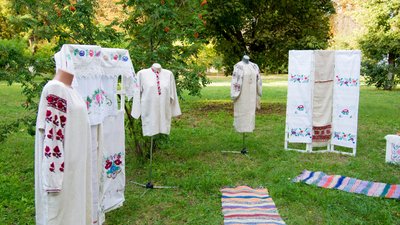 Виставка етнічного одягу фото: Суспільне Донбас Виставка етнічного одягу фото: Суспільне Донбас