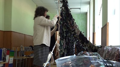 У черкаському ліцеї бракує людей для плетіння маскувальних сіток У черкаському ліцеї бракує людей для плетіння маскувальних сіток