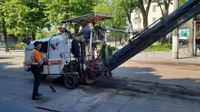 На вулиці Театральній у Житомирі готують дорожнє покриття до асфальтування На вулиці Театральній у Житомирі готують дорожнє покриття до асфальтування