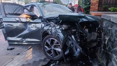 У Рівному зіткнулись два легковики. Четверо травмованих, серед них пішохід У Рівному зіткнулись два легковики. Четверо травмованих, серед них пішохід