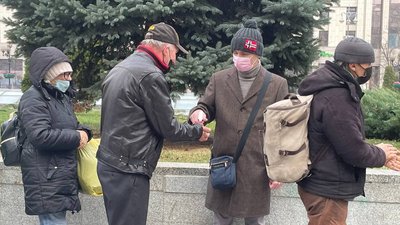 Всесвітній день бідних: у Києві волонтери роздали їжу нужденним Всесвітній день бідних: у Києві волонтери роздали їжу нужденним