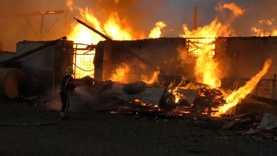 У місті на Буковині горів склад будматеріалів: пожежу гасили дві години