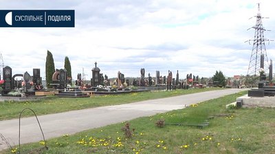 "Поминальна неділя" у Хмельницькому: закриті кладовища та патрулі поліції при вході на цвинтар
