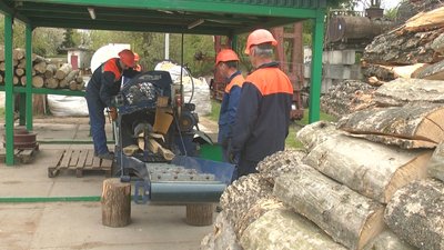 На складі ріжуть деревину, яка не підходить для промислового використання, але згодиться на дрова. На складі ріжуть деревину, яка не підходить для промислового використання, але згодиться на дрова.