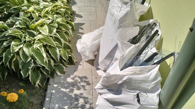"Матеріальні збитки великі — шість вікон, троє дверей": волиняни написали 13 заяв про відшкодування збитків від атаки РФ "Матеріальні збитки великі — шість вікон, троє дверей": волиняни написали 13 заяв про відшкодування збитків від атаки РФ