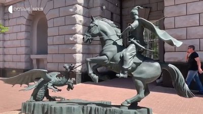 Біля російського консульства у Харкові намалювали мурал з гербом контррозвідки Біля російського консульства у Харкові намалювали мурал з гербом контррозвідки