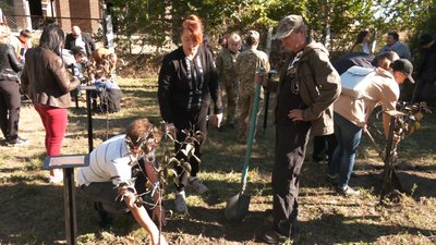 У Черкасах на честь загиблих жінок-ветеранок висадили яблуневу алею