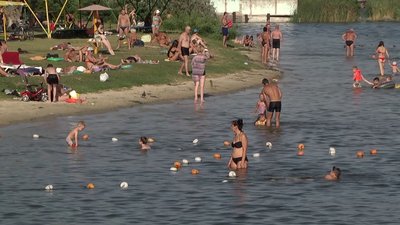 Прибирали сміття і дивились виставу. У херсонському гідропарку відбулась екоакція