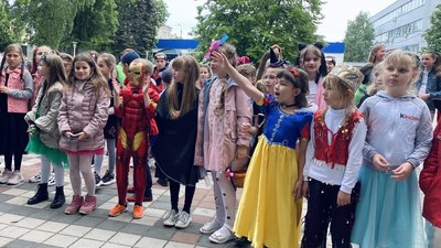 "Comic Con": у черкаській гімназії 900 школярів переодяглися у костюми улюблених героїв