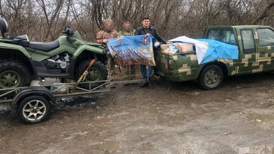 Позашляховик, теплі речі та домашні смаколики. Ярунська громада із Житомирщини передала військовим допомогу на фронт