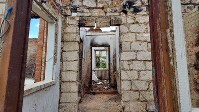 "Пожежників не пускали" — історія родини з Тростянця на Сумщині, яка втратила житло під час окупації військовими РФ