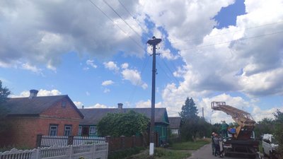 На Рівненщині енергетики відновили лелечу домівку, зруйновану буревієм На Рівненщині енергетики відновили лелечу домівку, зруйновану буревієм