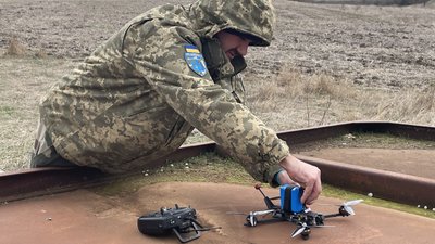 Боротьба за незалежність через технології: на Миколаївщині виготовляють FPV-дрони Боротьба за незалежність через технології: на Миколаївщині виготовляють FPV-дрони