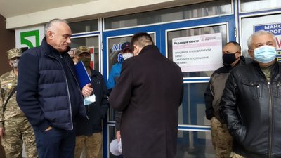 Люди в камуфляжі перепиняють депутатів Рівнеради перед сесією Люди в камуфляжі перепиняють депутатів Рівнеради перед сесією