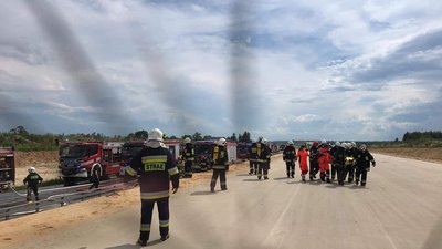 Пожежна та медична бригади працюють на місці ДТП Пожежна та медична бригади працюють на місці ДТП