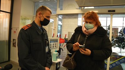 У Житомирі перевірили працівників і відвідувачів торгового центру щодо дотримання карантинних норм У Житомирі перевірили працівників і відвідувачів торгового центру щодо дотримання карантинних норм