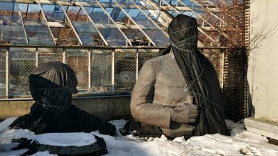 Демонтовані в Полтаві пам'ятники перед переміщенням до музею Демонтовані в Полтаві пам'ятники перед переміщенням до музею