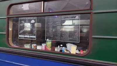 "Нас тут дружня родина в цілий вагон": як живуть люди в укриттях харківської підземки "Нас тут дружня родина в цілий вагон": як живуть люди в укриттях харківської підземки