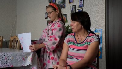Дитбудинок вдома: історія родини Азарових, яка під одним дахом зібрала 10 дітей