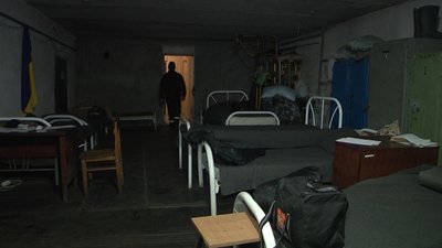 Пожежний-рятувальник підвал прихисток у Лимані на Донеччині Пожежний-рятувальник підвал прихисток у Лимані на Донеччині