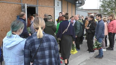 У Запоріжжі попрощалися з двома родинами, які загинули внаслідок російського обстрілу 18 жовтня У Запоріжжі попрощалися з двома родинами, які загинули внаслідок російського обстрілу 18 жовтня