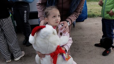 "Від небайдужих американців для українських дітей". Волонтери привезли тисячу іграшок на Херсонщину "Від небайдужих американців для українських дітей". Волонтери привезли тисячу іграшок на Херсонщину