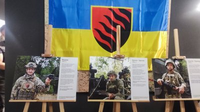 "Подякувати нашим військовим". Історії героїв виставки "Обличчя спротиву" "Подякувати нашим військовим". Історії героїв виставки "Обличчя спротиву"