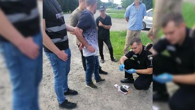 На Чернігівщині правоохоронці затримали чоловіка, який продавав зброю та боєприпаси На Чернігівщині правоохоронці затримали чоловіка, який продавав зброю та боєприпаси