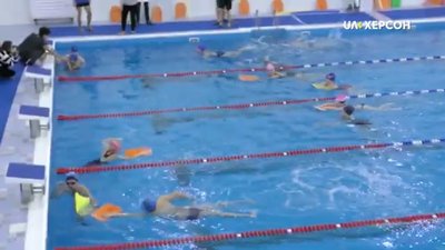 У басейні Херсонського державного університету почався курс плавання для дітей з інвалідністю