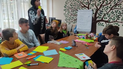 Майстер-класи та заняття з психологом: в Житомирі працює осінній табір для дітей-переселенців Майстер-класи та заняття з психологом: в Житомирі працює осінній табір для дітей-переселенців