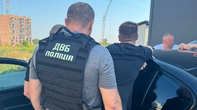 Брати-близнюки допомагали складати іспити з водіння через приховану камеру — Нацполіція