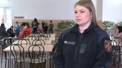 Черкаські рятувальники допомагали дітям-переселенцям долати стрес Черкаські рятувальники допомагали дітям-переселенцям долати стрес