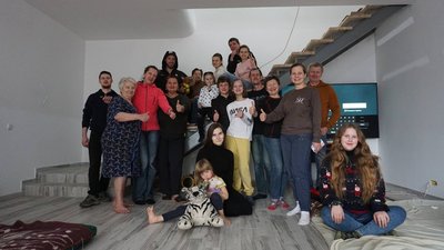 Зустрічали людей на кордоні та готували їжу на фронт. Фото буковинських волонтерів Зустрічали людей на кордоні та готували їжу на фронт. Фото буковинських волонтерів