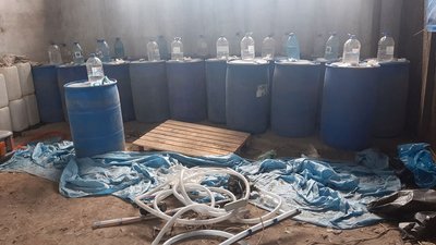 Миколаївські поліцейські затримали групу людей за продаж контрафактного алкоголю Миколаївські поліцейські затримали групу людей за продаж контрафактного алкоголю