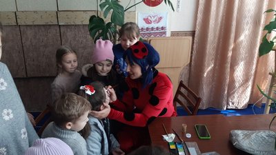 Вінницькі аніматори розважають дітей-переселенців Вінницькі аніматори розважають дітей-переселенців
