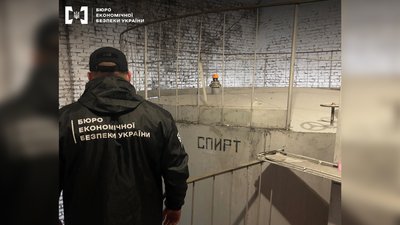 Вилучили На Чернігівщині викрили спиртзавод, який підпільно виготовляв підакцизні товари Вилучили На Чернігівщині викрили спиртзавод, який підпільно виготовляв підакцизні товари