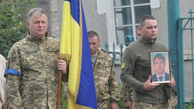 "Помер від ран". У Глухові попрощалися із захисником Романом Гладушкою "Помер від ран". У Глухові попрощалися із захисником Романом Гладушкою