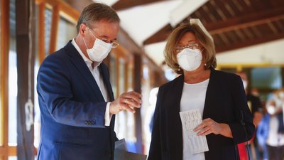 Вибори у Німеччині: у Берліні дільницю відкривали пожежники, а у Баварії — рекордна явка Вибори у Німеччині: у Берліні дільницю відкривали пожежники, а у Баварії — рекордна явка