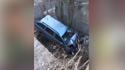 На Житомирщині автівка зірвалася з містка і впала в прірву – діставали її звідти автокраном На Житомирщині автівка зірвалася з містка і впала в прірву – діставали її звідти автокраном