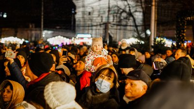 Понад 30 метрів у висоту та 20 тисяч іграшок. У Києві засвітили головну ялинку країни Понад 30 метрів у висоту та 20 тисяч іграшок. У Києві засвітили головну ялинку країни