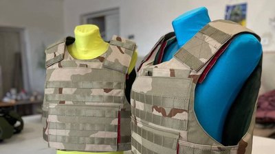 У Чернівцях вимушені переселенці налаштували виробництво бронежилетів У Чернівцях вимушені переселенці налаштували виробництво бронежилетів